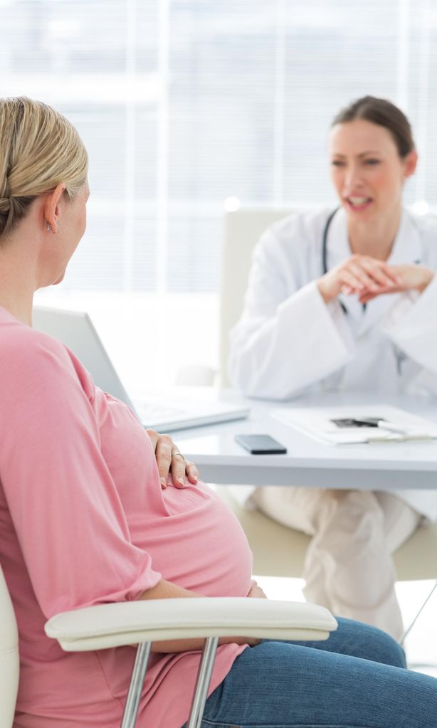 Mujer embarazada hablando con doctora
