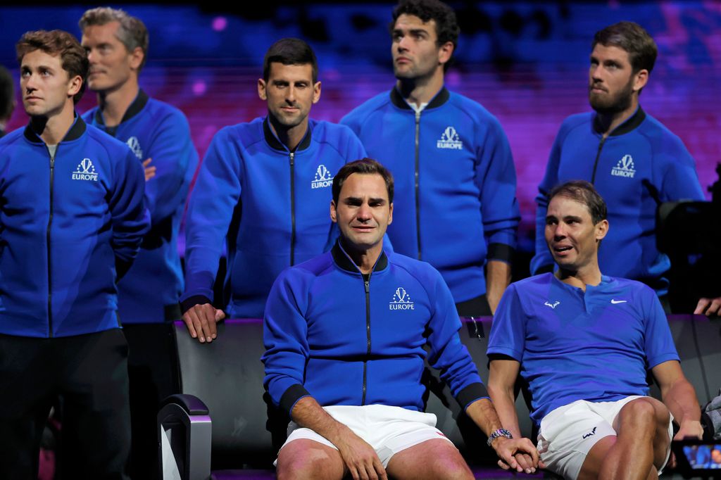 Plano medio Rafa Nadal emocionado por la retirada de Roger Federer con otros tenistas