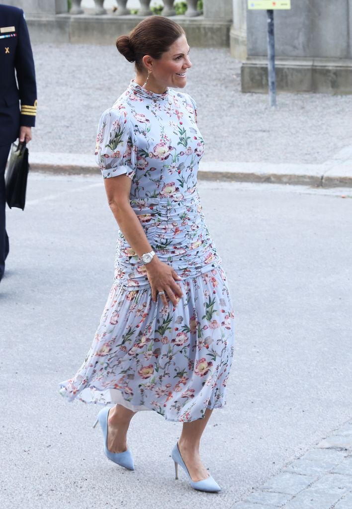 Victoria de Suecia con vestido floral.