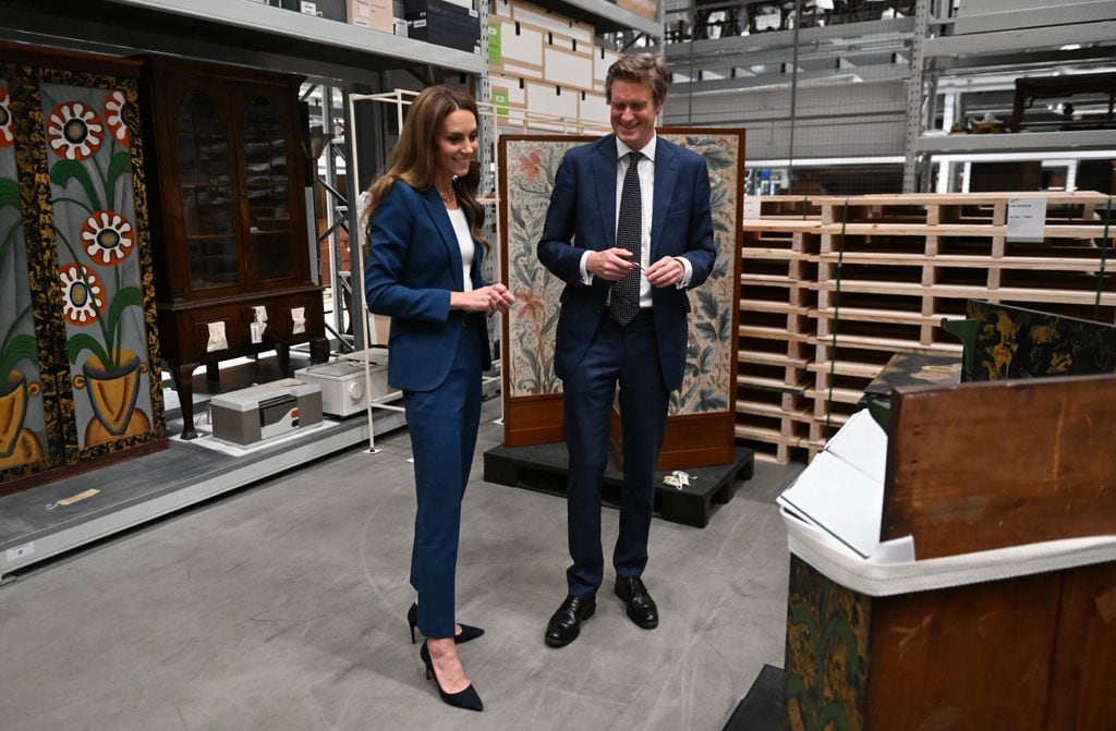 La Princesa de Gales charla conTristram Hunt, Director de The V&A durante una visita al V&A East Storehouse el 10 de junio de 2025 en Londres.