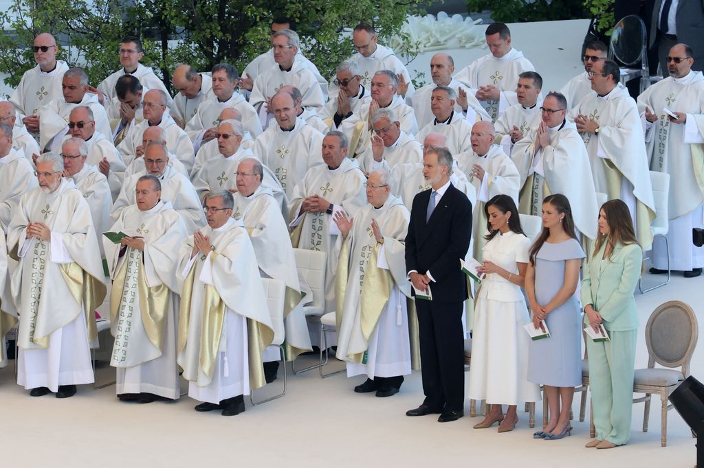 La Familia Real en pie 