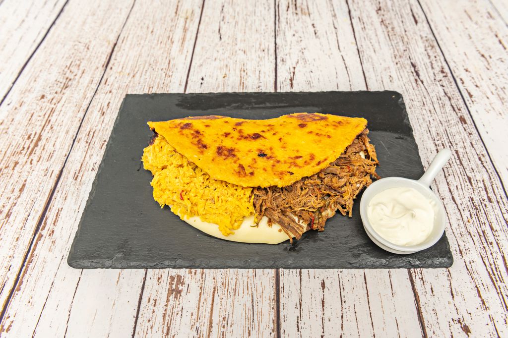 El queso es el relleno más habitual de la cachapa, y tiene que ser uno fundente.