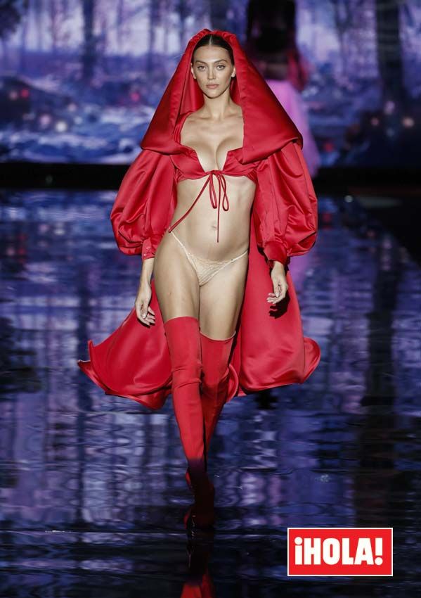 La modelo Neus Bermejo, embarazada en el desfile de Andrés Sardá.
