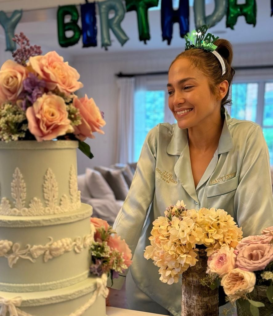 En pijama y sin maquillaje, JLo mostró el más íntimo de sus festejos.