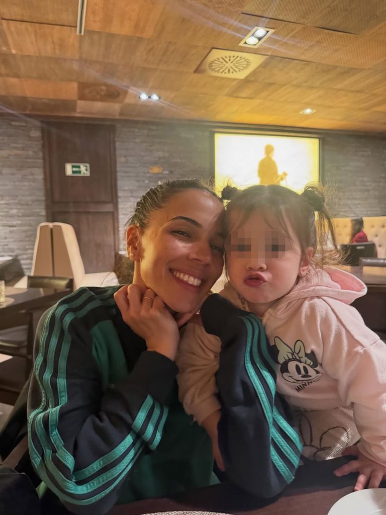 Julia Nakamatsu con su hija pequeña