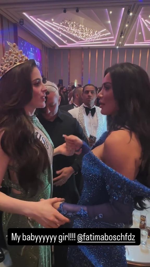 Miss Irak, Hanin Al Qoreishy, felicitó personalmente a Fátima Bosch por su triunfo en Miss Universe.