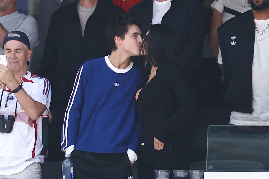 Timothée Chalamet y Kylie Jenner se dieron un besito y las cámaras captaron el momento justo.