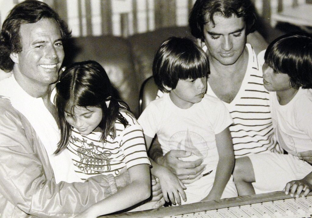 Julio Iglesias con sus tres hijos mayores y Ramón Arcusa en un estudio de grabación en Miami