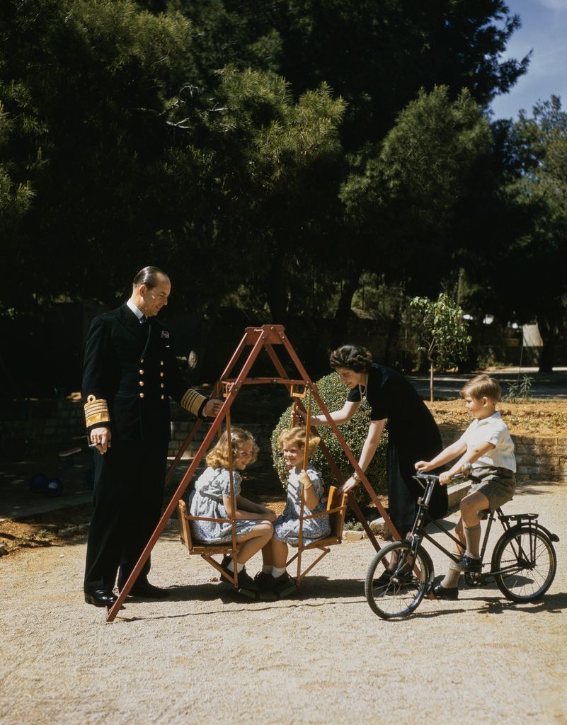 La Familia Real griega en su casa de Psychiko, de regreso en Grecia en 1947