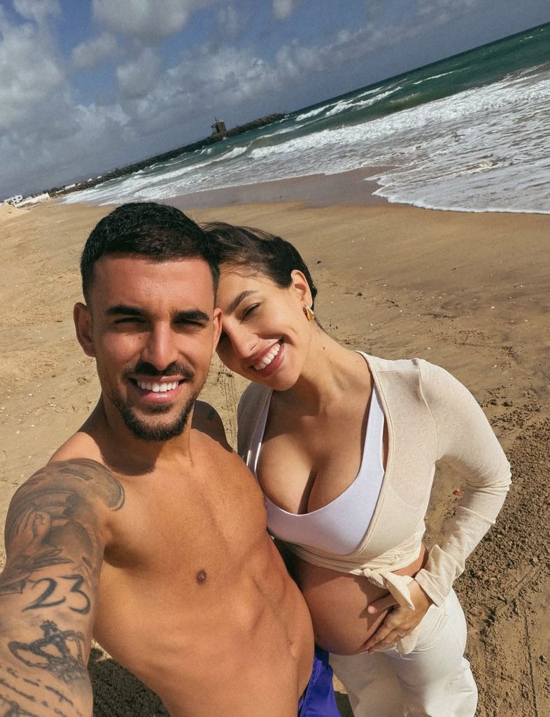 Luna Serrat y Dani Ceballos en la playa
