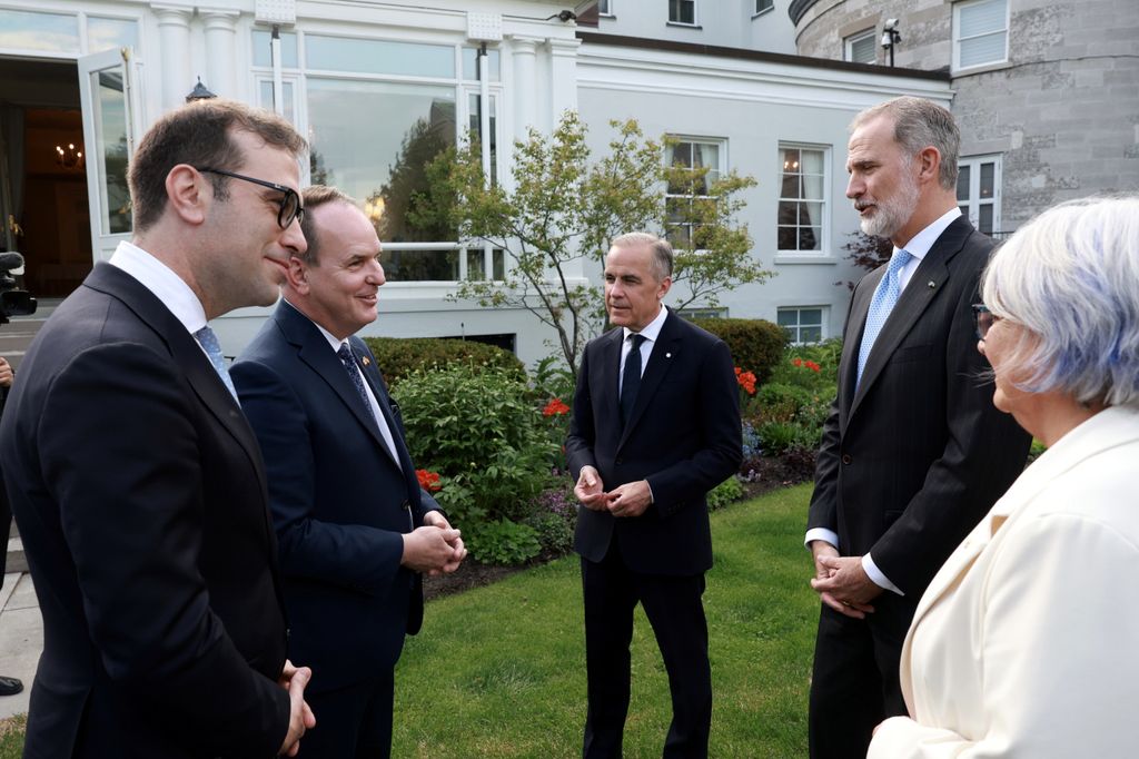 Don Felipe junto a las autoridades asistentes a la cena en los jardines de Rideau Hall