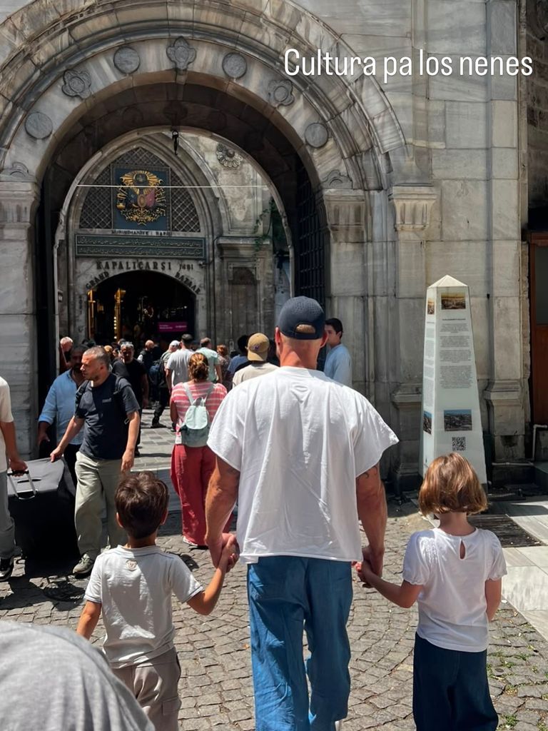 Ricky Martin con sus hijos Lucía y Renn en Estambul, Turquía.
