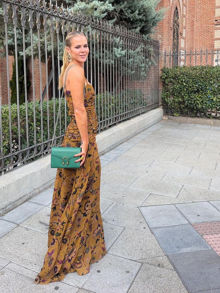 Amelia Bono con vestido de invitada en una boda de otoño en Madrid, 2026.