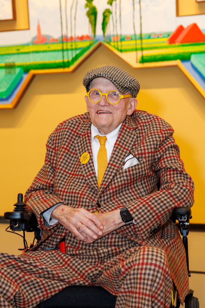 El artista David Hockney posa al frente de su trabajo en la exhibición "Do You Remember They Can't Cancel The Spring - David Hockney 25" en la Louis Vuitton Foundation en el 2025 en París.