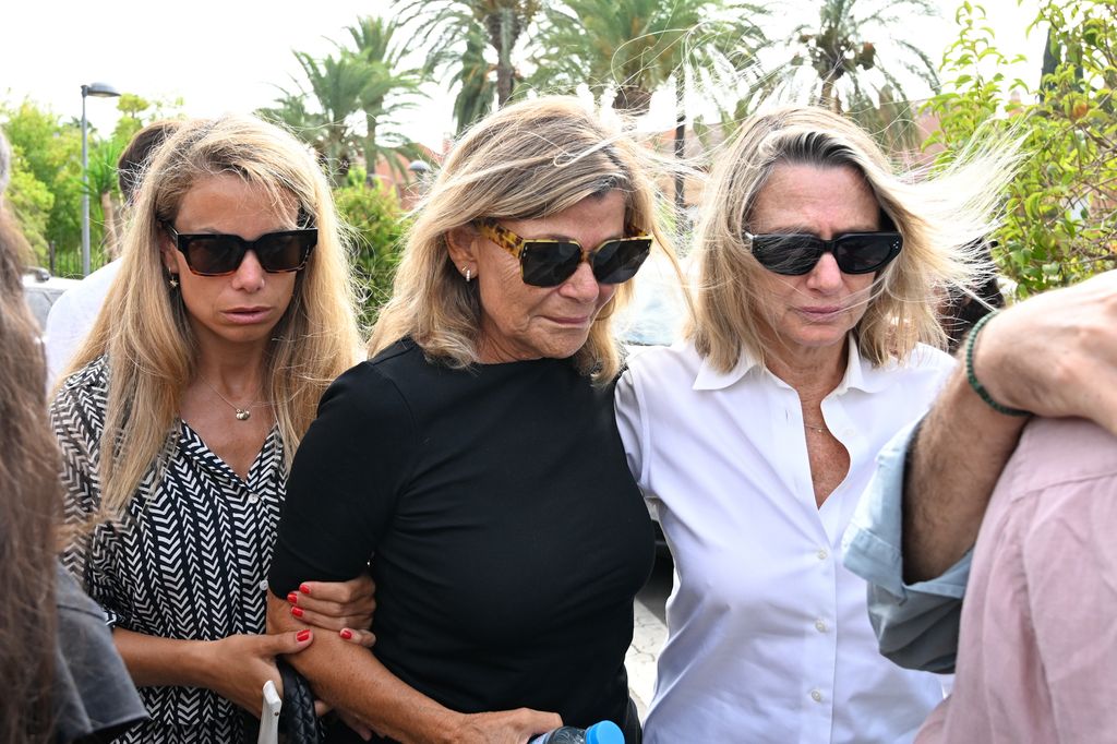 Cari Lapique y Carla Goyanes llegan desoladas a la misa de Caritina Goyanes tras su fallecimiento, a 27 de agosto de 2024, en Marbella 