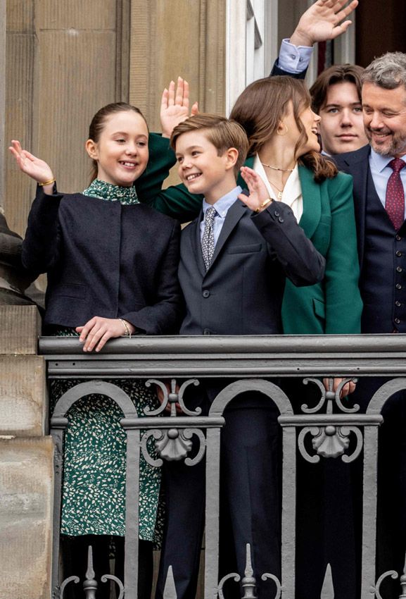 Las hijas de Mary de Dinamarca comparten ropa en el cumpleaños de la reina Margarita