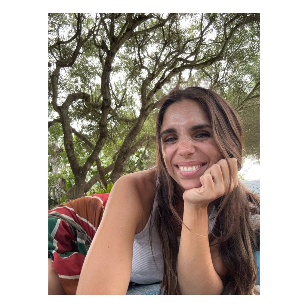 Elena posa en su paraíso particular donde descansa con su familia