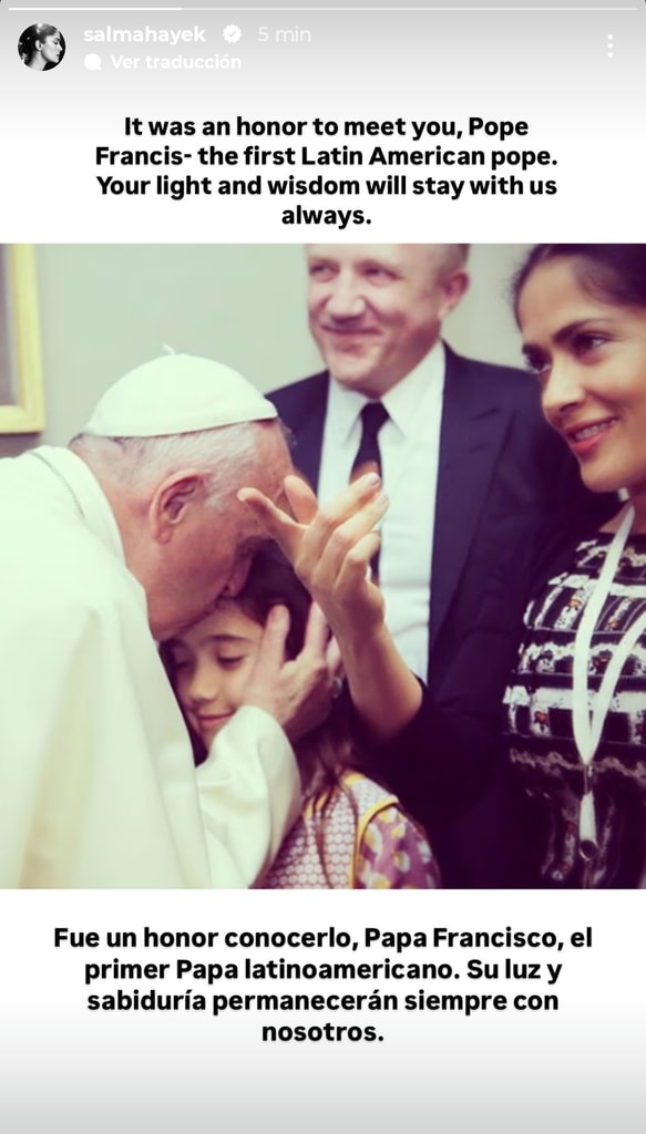 Salma Hayek se despidió del Papa Francisco compartiendo una foto del encuentro que ella y su familia tuvieron con él en 2016.
