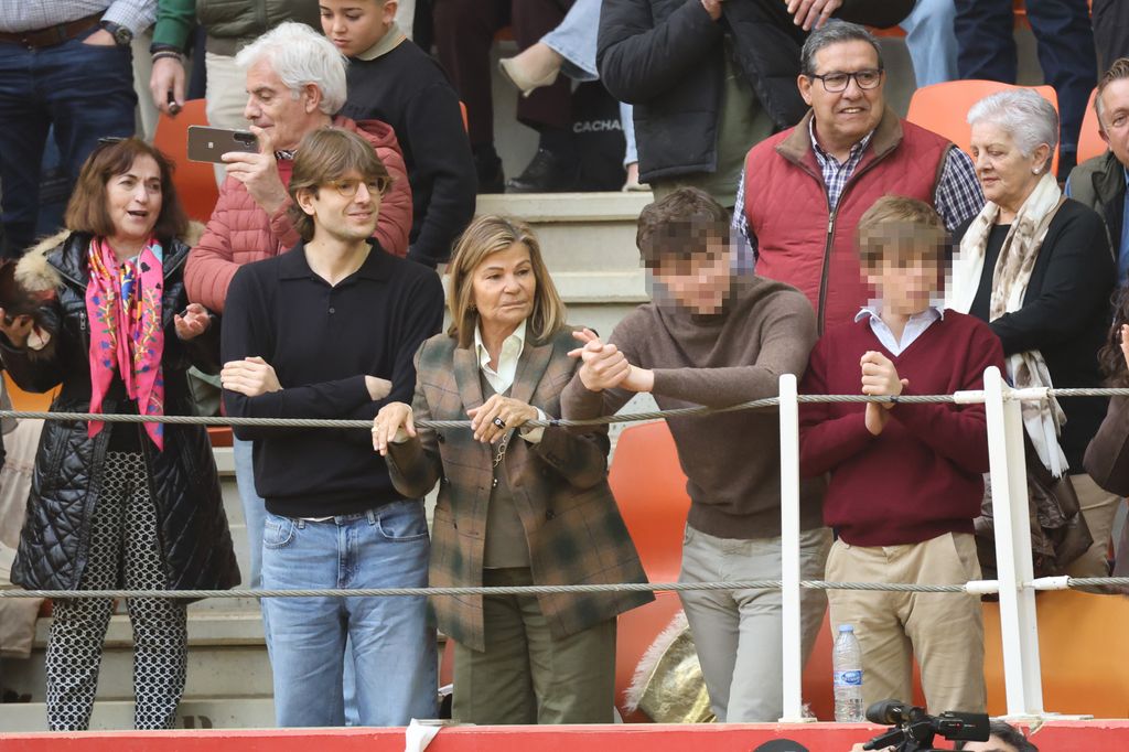 Cari Lapique en la plaza de Toros de Illescas junto a sus nietos