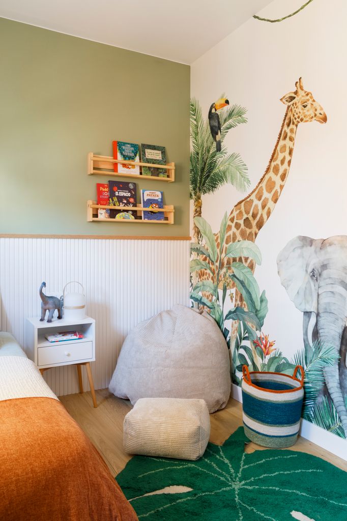 Cuatro infantil con la pared pintada de verde y un mural selvático como acento