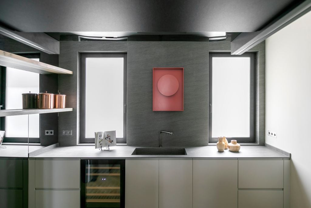 Una cocina de lujo con vinoteca y hasta arte