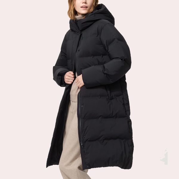 Uniqlo Abrigo largo plumas sin costuras negro