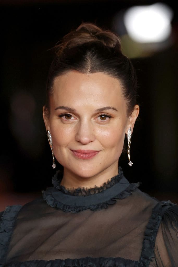 Alicia Vikander anuncia su segundo embarazo en la alfombra roja con un vestido a medida de Louis Vuitton