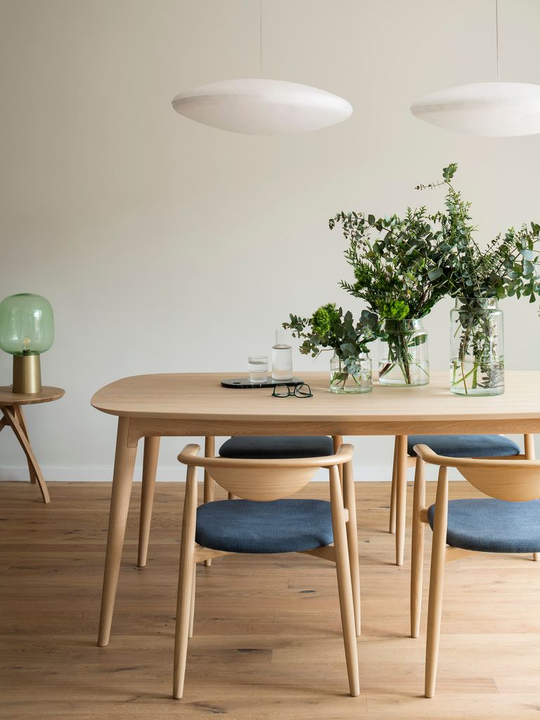 Mesa de comedor de inspiración nórdica por sus patas cónicas en madera