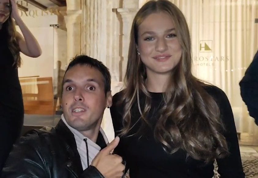 Plano medio de Princesa Leonor en una foto inédita con un grupo de fans en Oviedo en octubre de 2024