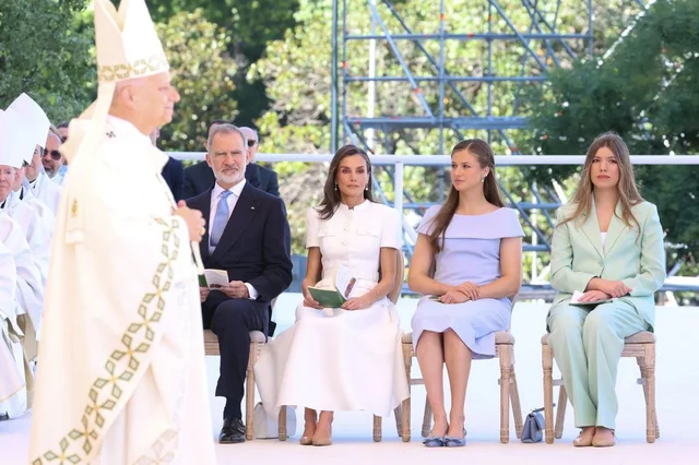 Cristina Reyes, estilista, sobre los looks de la princesa Leonor en la visita del Papa