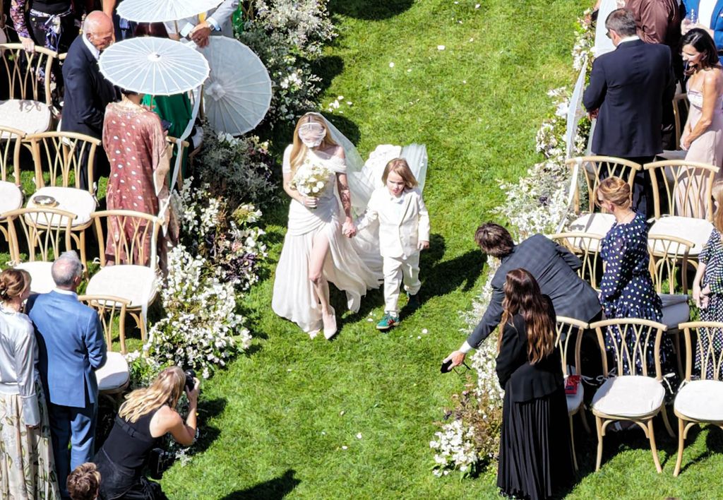Emma Roberts llegó a la ceremonia  de la mano de su pequeño hijo Rhodes Robert, de 5 años, fruto de su anterior relación con Garrett Hedlund, 