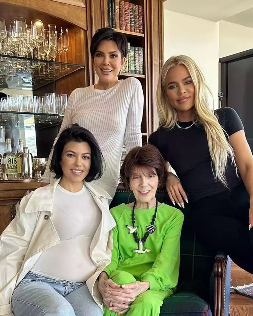 Kris Jenner junto a su madre, Mary Jo, y sus hijas, Kourtney y Khloé Kardashian.