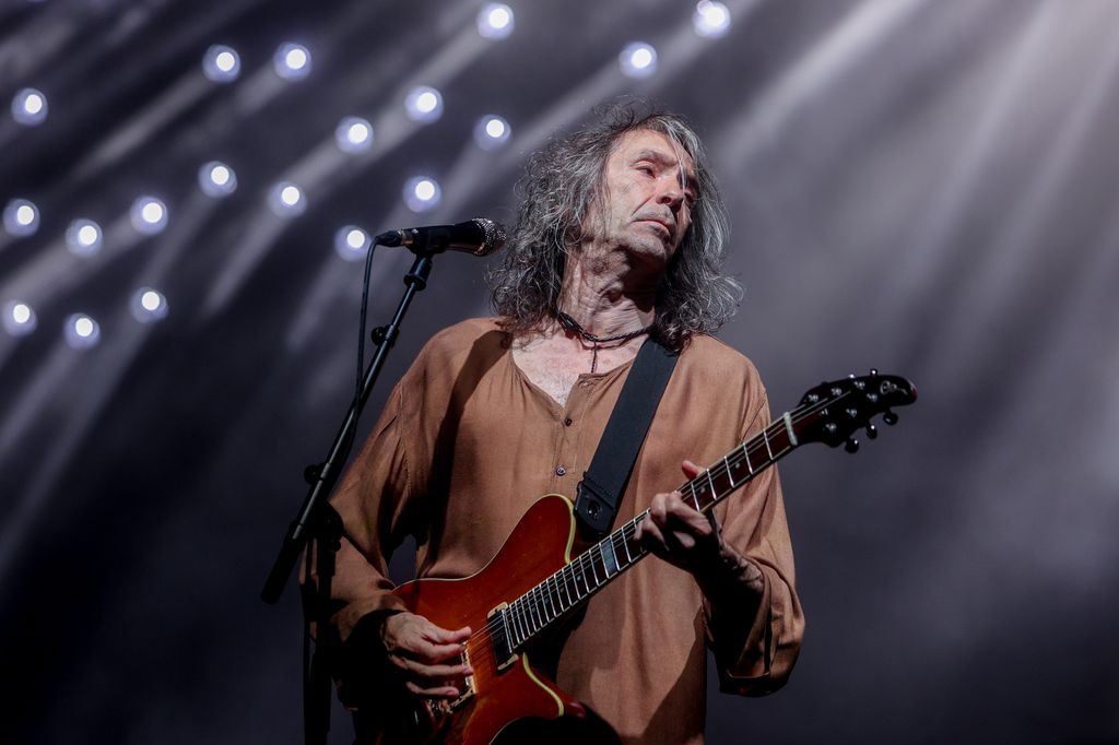 El cantante Roberto Iniesta, 'Robe', durante un concierto en el Auditorio Miguel Ríos, a 25 de mayo de 2024, en Rivas-Vaciamadrid, Madrid (España)