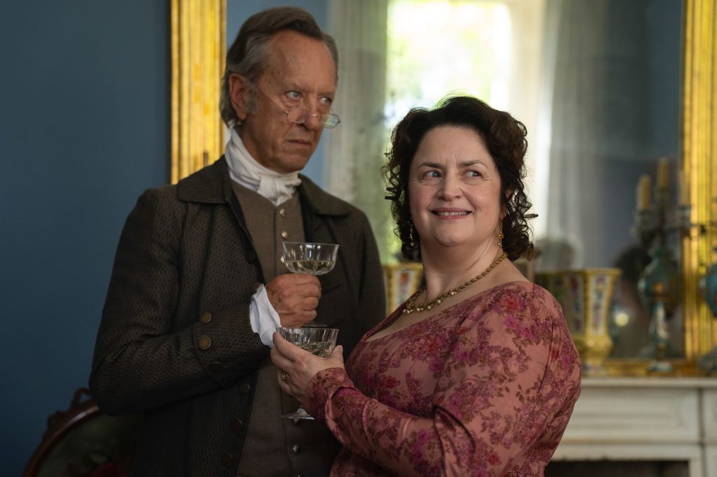 Richard E. Grant y Ruth Jones interpretan al señor y la señora Bennet
