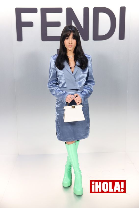 Aitana en el 'front row' de Fendi con su look de botas de charol flúor