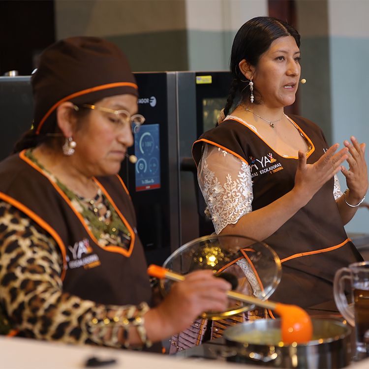 Las cholitas escaladoras cocinando