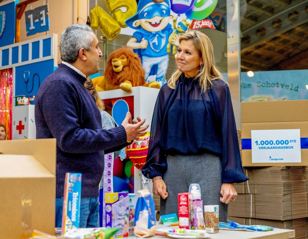 La reina Máxima socializa en la fundación.