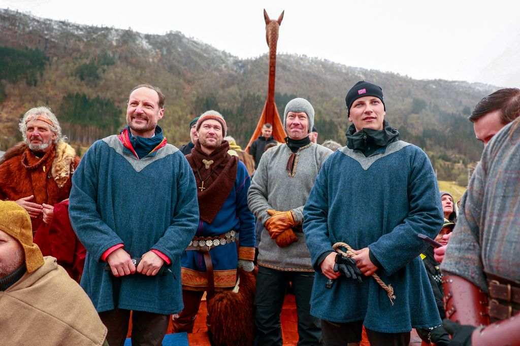 Haakon de Noruega y el príncipe Sverre, subidos a bordo del histórico barco vikingo