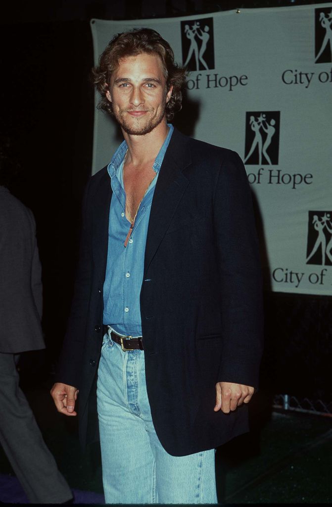 El actor lleva un 'full look' de mezclilla con un saco formal.