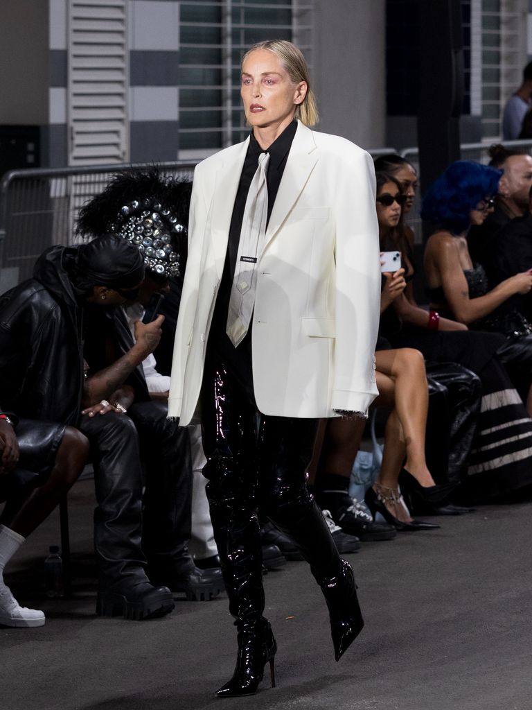 Sharon Stone, para Vetements durante la Semana de la Moda Masculina de París Primavera/Verano 2027