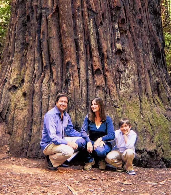 Chámbeli Iglesias en el bosque con su marido e hijo