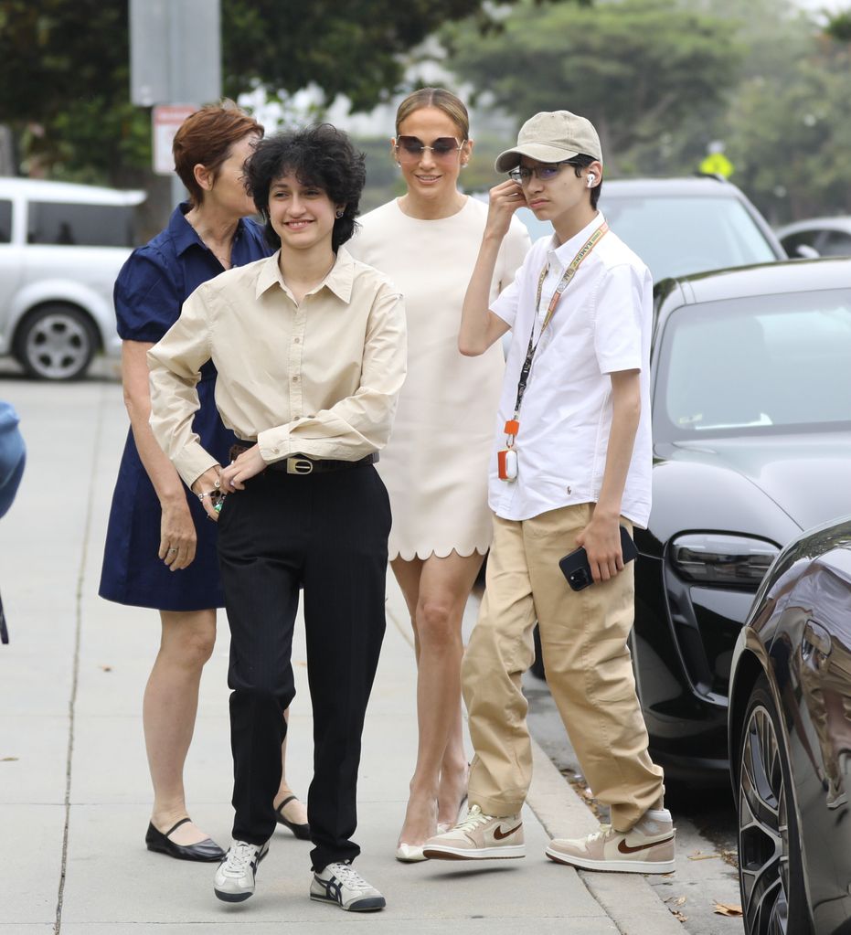 Jennifer Lopez y sus hijos Max y Emme