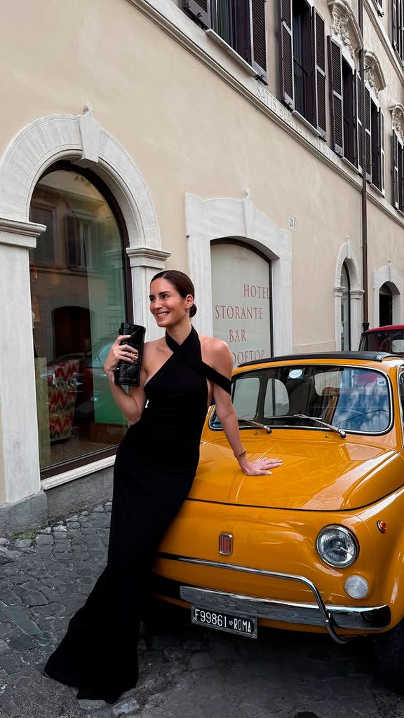 Gala González en Roma con vestido negro de Dior