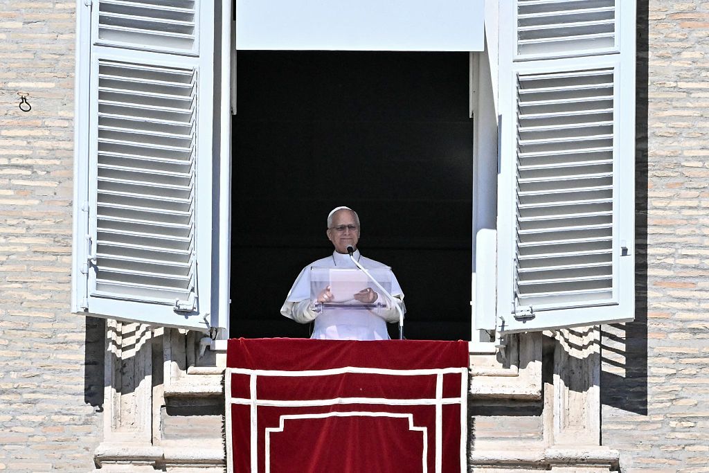 El Papa León XIV pronuncia su discurso durante la oración del Ángelus desde la ventana del Palacio Apostólico