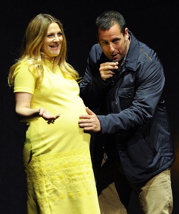 Adam Sandler bromeó sobre el avanzado estado de gestación de Drew Barrymore