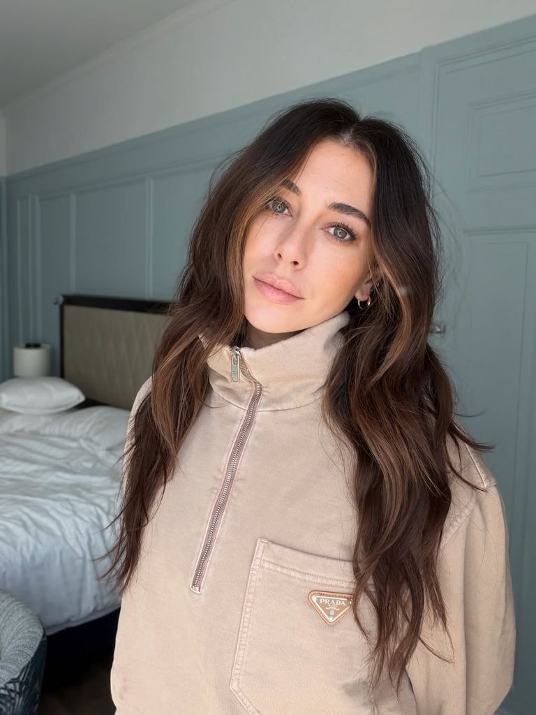 Blanca Suárez con melena natural ondulada y textura effortless tendencia cabello 2026