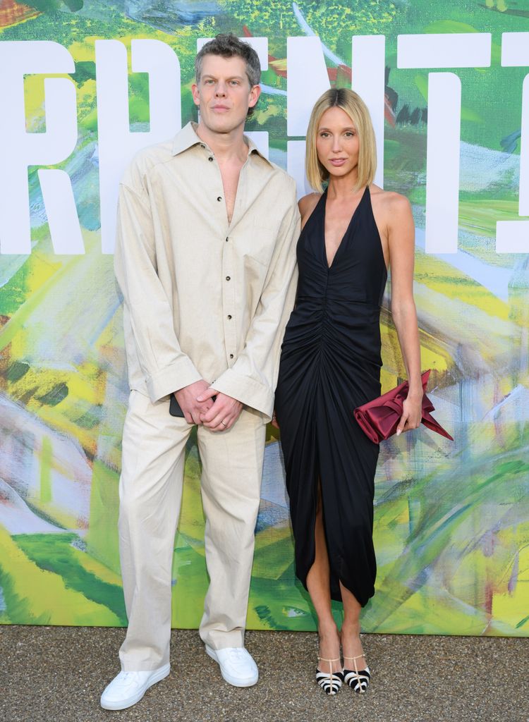 Wes Gordon y Maria Olympia de Grecia y Dinamarca en la Serpentine Summer Party en Londres.