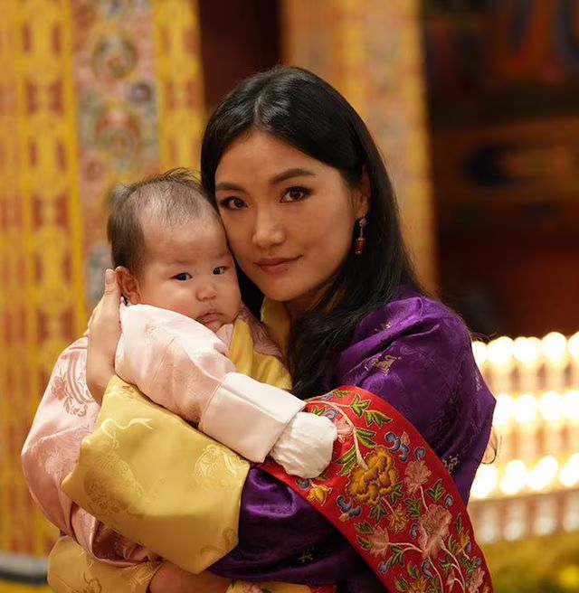 La Reina junto a su hija, la princesa Sonam