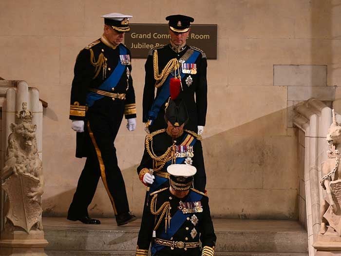 Príncipe Andrés vestido de uniforme