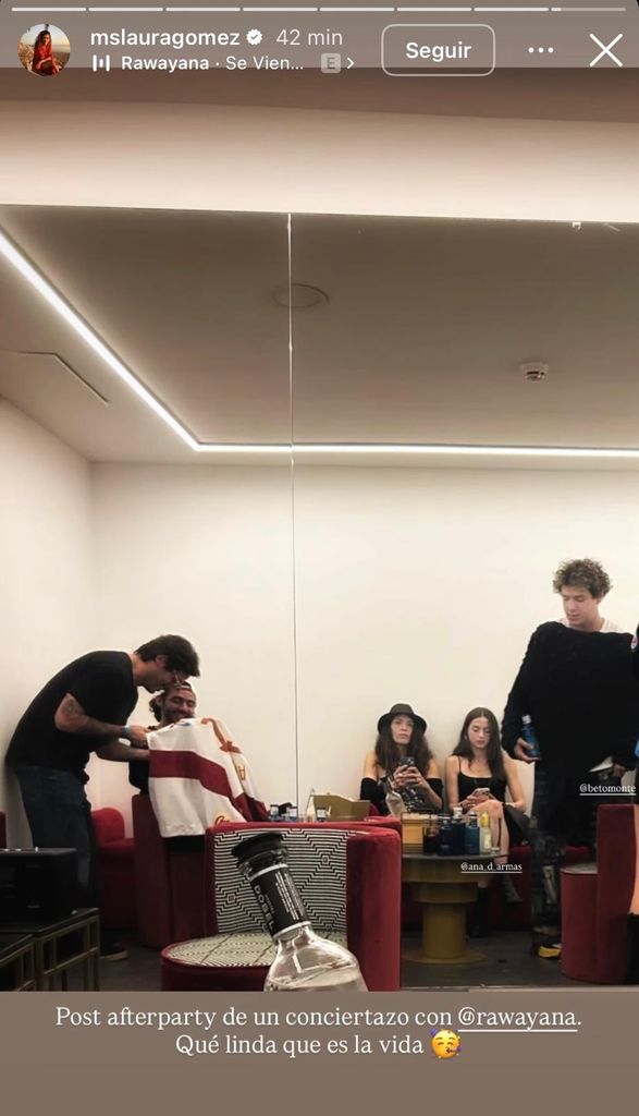 Ana de Armas y Laura Gómez en el 'backstage' de Rawayana.